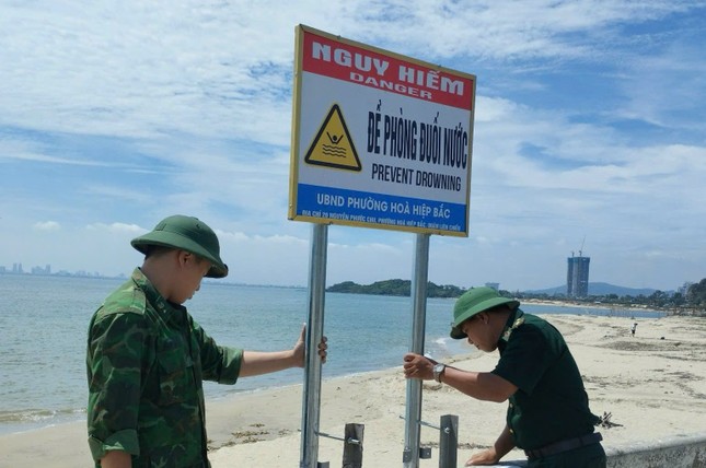 Cứu hai cậu cháu bị đuối nước khi tắm biển Đà Nẵng- Ảnh 2. Cứu hai cậu cháu bị đuối nước khi tắm biển Đà Nẵng- Ảnh 2.