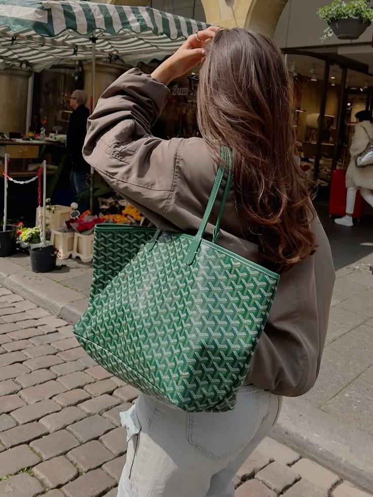 Drama túi Goyard 50 triệu bị chảy màu có cái kết 
