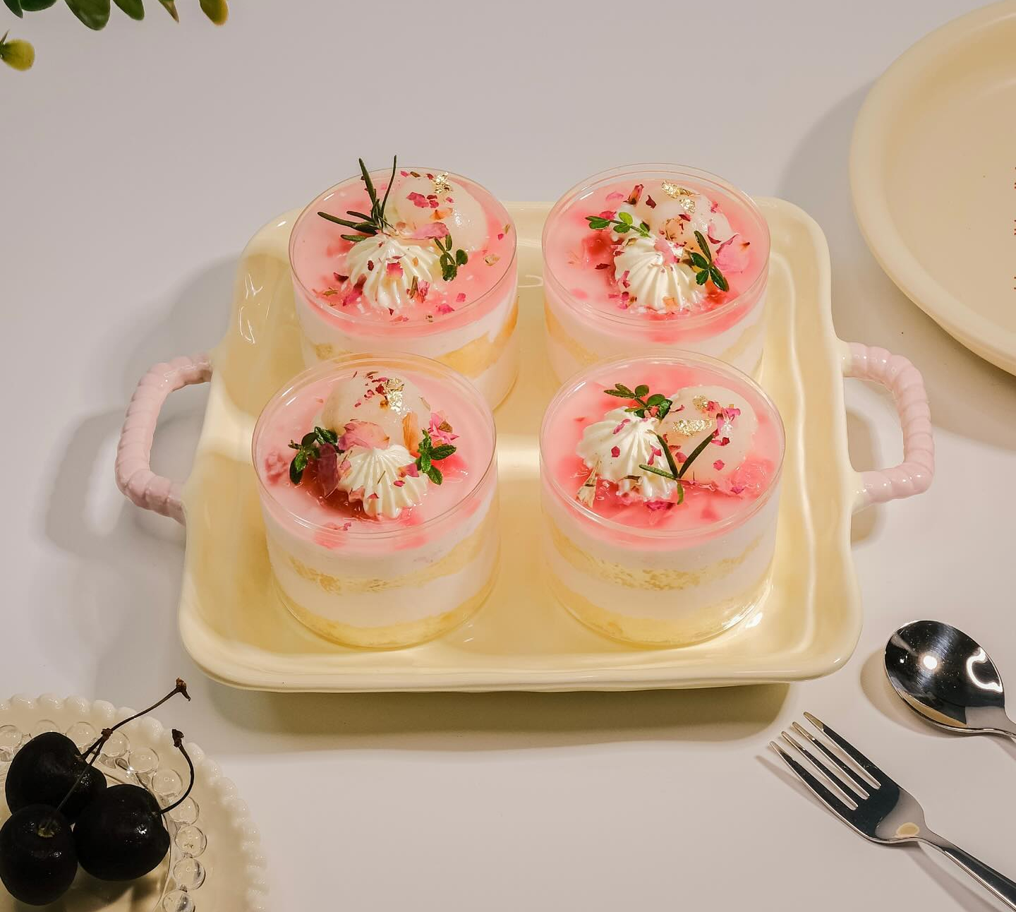 Vải thiều "vượt biên" vào bếp nhà hàng sang: 5 món tráng miệng chuẩn fine dining từ thứ quả dân dã- Ảnh 2.