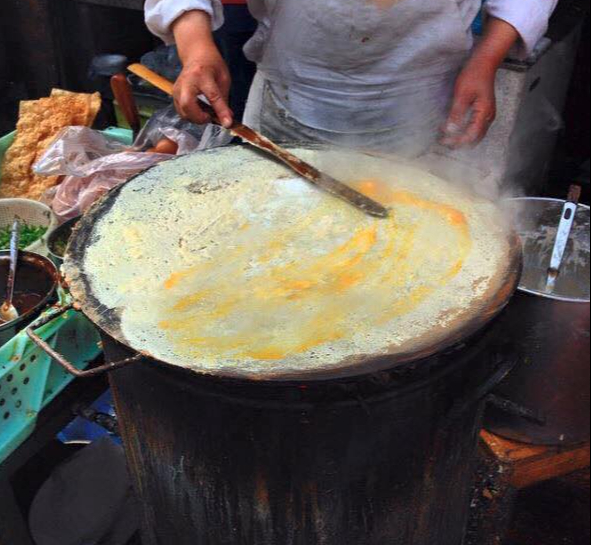 Giữa bão sa thải, người đàn ông này vẫn kiếm bộn tiền, mua 4 căn nhà thành phố chỉ nhờ quầy bánh trứng nhỏ: Tiền không khó kiếm, chỉ cần chăm chỉ và thông minh!- Ảnh 2.