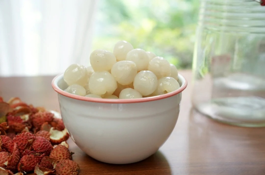 Vải thiều "vượt biên" vào bếp nhà hàng sang: 5 món tráng miệng chuẩn fine dining từ thứ quả dân dã- Ảnh 6.