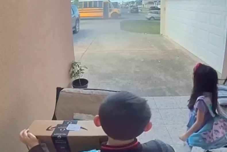 H&agrave;nh động đẹp của t&agrave;i xế xe bu&yacute;t g&acirc;y sốt mạng x&atilde; hội.