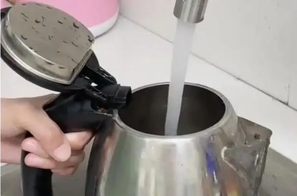 Nói thật: 3 thói quen dùng ấm đun siêu tốc đe dọa sức khỏe cả gia đình, nhiều người mắc phải không hay biết- Ảnh 2.