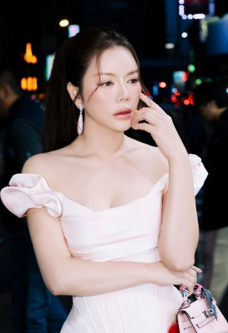 Lý Nhã Kỳ thả dáng tại Đài Loan sau khi được anh nuôi tỷ phú mời sang làm một việc quan trọng- Ảnh 2. Lý Nhã Kỳ thả dáng tại Đài Loan sau khi được anh nuôi tỷ phú mời sang làm một việc quan trọng- Ảnh 2.
