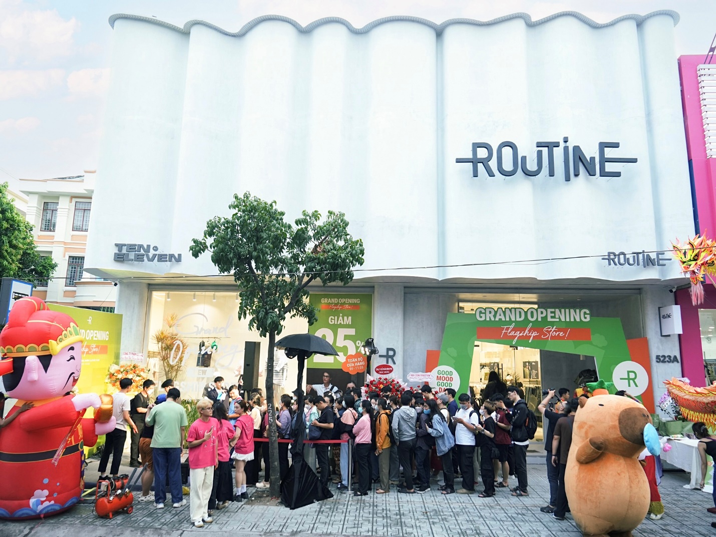 Routine khai trương New Flagship Store gần 1000m2 tạo lạc tại Trung Tâm ...