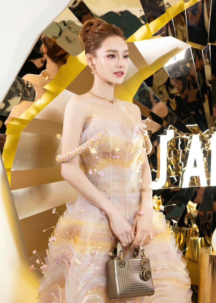 Hương Tràm bỗng thăng hạng nhan sắc, suýt thì không nhận ra!- Ảnh 6. Hương Tràm bỗng thăng hạng nhan sắc, suýt thì không nhận ra!- Ảnh 6.