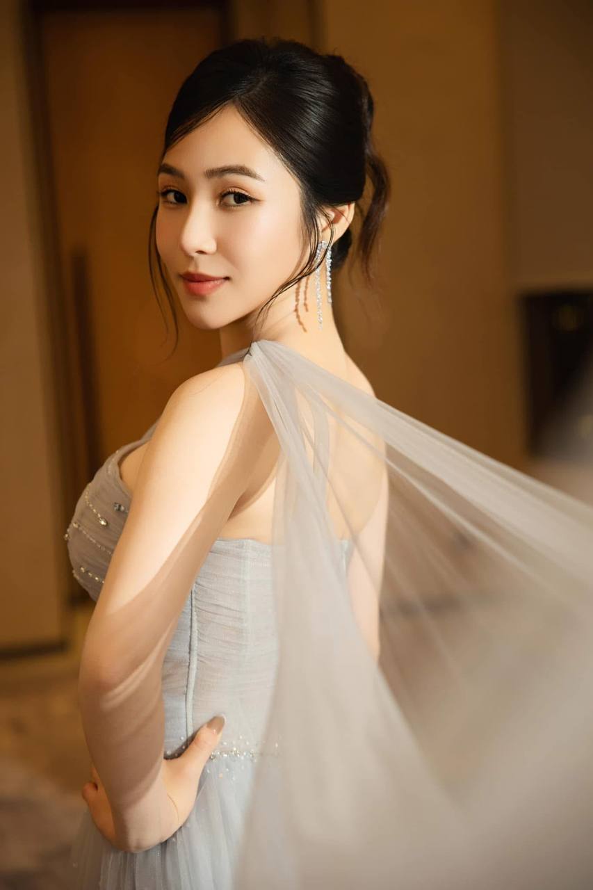 Hương Tràm bỗng thăng hạng nhan sắc, suýt thì không nhận ra!- Ảnh 12. Hương Tràm bỗng thăng hạng nhan sắc, suýt thì không nhận ra!- Ảnh 12.