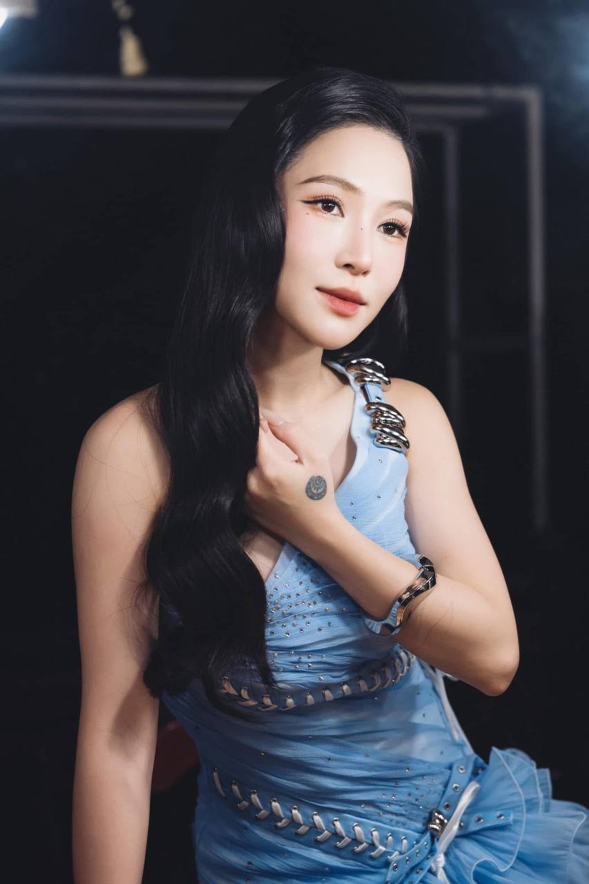 Hương Tràm bỗng thăng hạng nhan sắc, suýt thì không nhận ra!- Ảnh 8. Hương Tràm bỗng thăng hạng nhan sắc, suýt thì không nhận ra!- Ảnh 8.