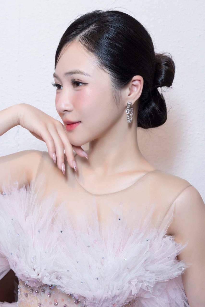 Hương Tràm bỗng thăng hạng nhan sắc, suýt thì không nhận ra!- Ảnh 11. Hương Tràm bỗng thăng hạng nhan sắc, suýt thì không nhận ra!- Ảnh 11.