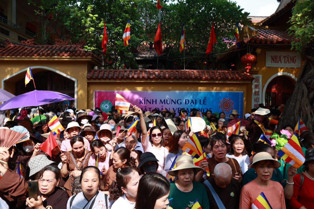 Toàn cảnh ngày rước xá lợi Phật về Chùa Quán Sứ ở Hà Nội- Ảnh 61.