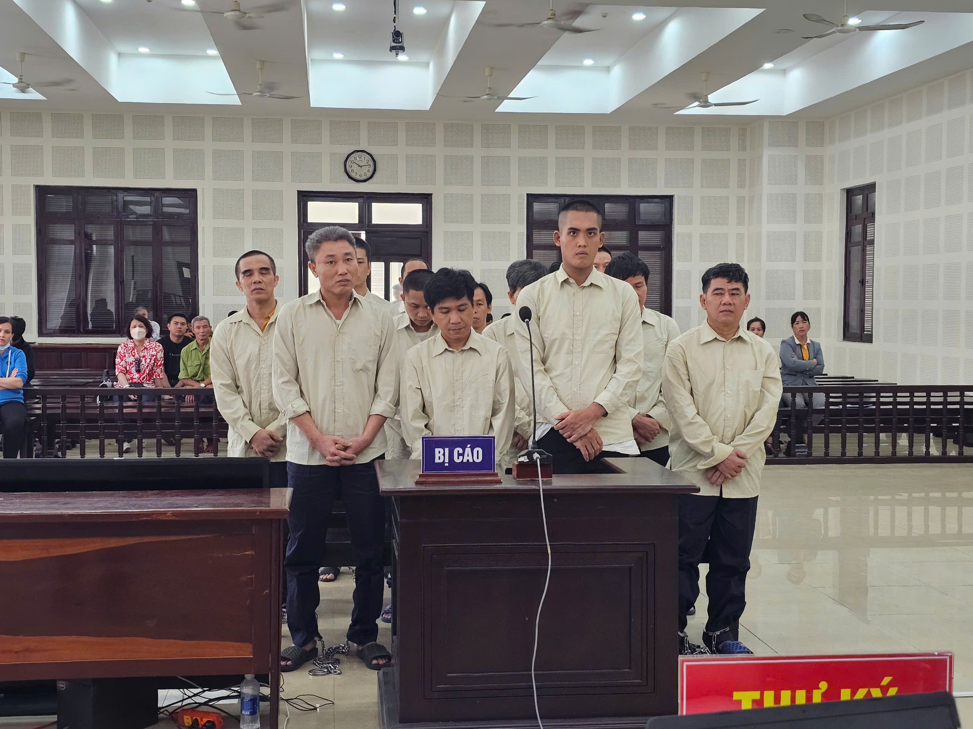 In hơn 1,6 triệu cuốn sách giáo khoa giả, 13 người lĩnh án tù- Ảnh 1. In hơn 1,6 triệu cuốn sách giáo khoa giả, 13 người lĩnh án tù- Ảnh 1.