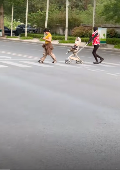Xuất hiện vật thể toàn thân đen thui đẩy xe em bé trên phố: Không phải con người?- Ảnh 5.