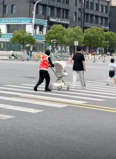 Xuất hiện vật thể toàn thân đen thui đẩy xe em bé trên phố: Không phải con người?- Ảnh 4.