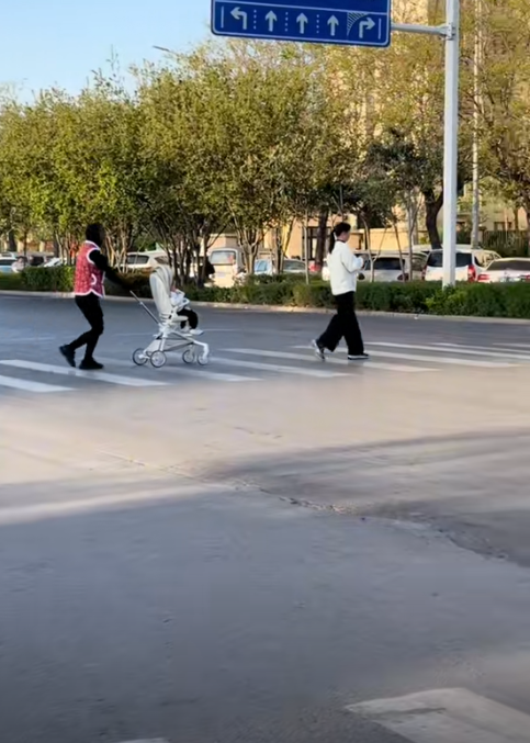 Xuất hiện vật thể toàn thân đen thui đẩy xe em bé trên phố: Không phải con người?- Ảnh 3.