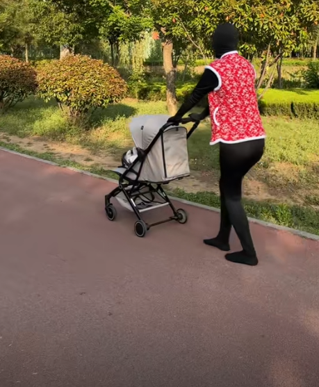 Xuất hiện vật thể toàn thân đen thui đẩy xe em bé trên phố: Không phải con người?- Ảnh 7.