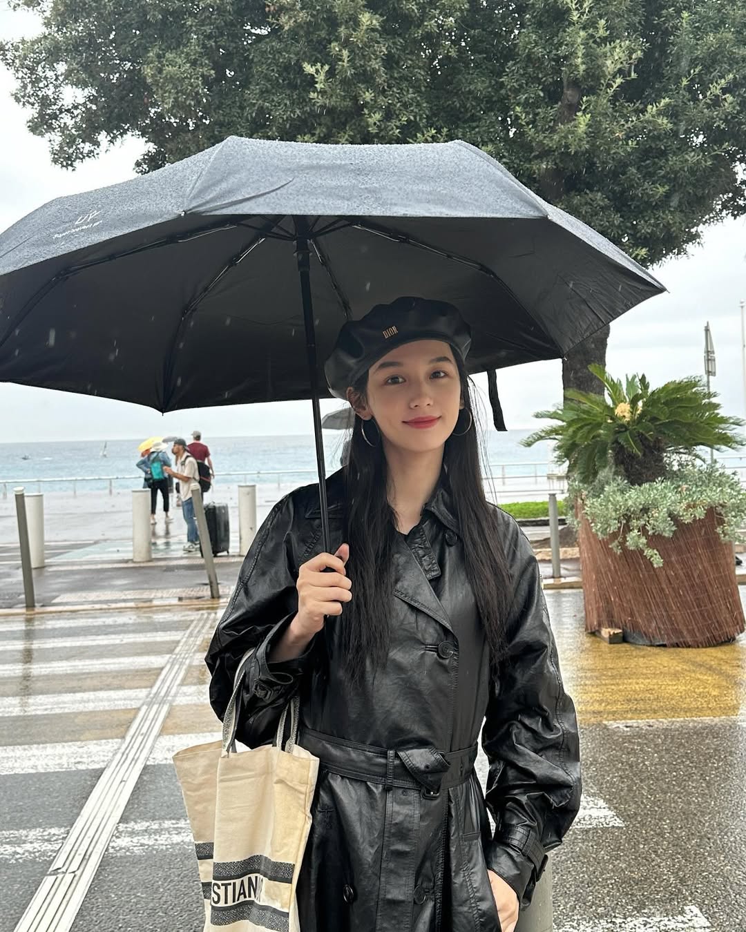 Mỹ nhân được mệnh danh "đẹp chấn động thế gian" cùng với Lưu Diệc Phi, ảnh chụp vội cũng xinh phát sáng- Ảnh 21.