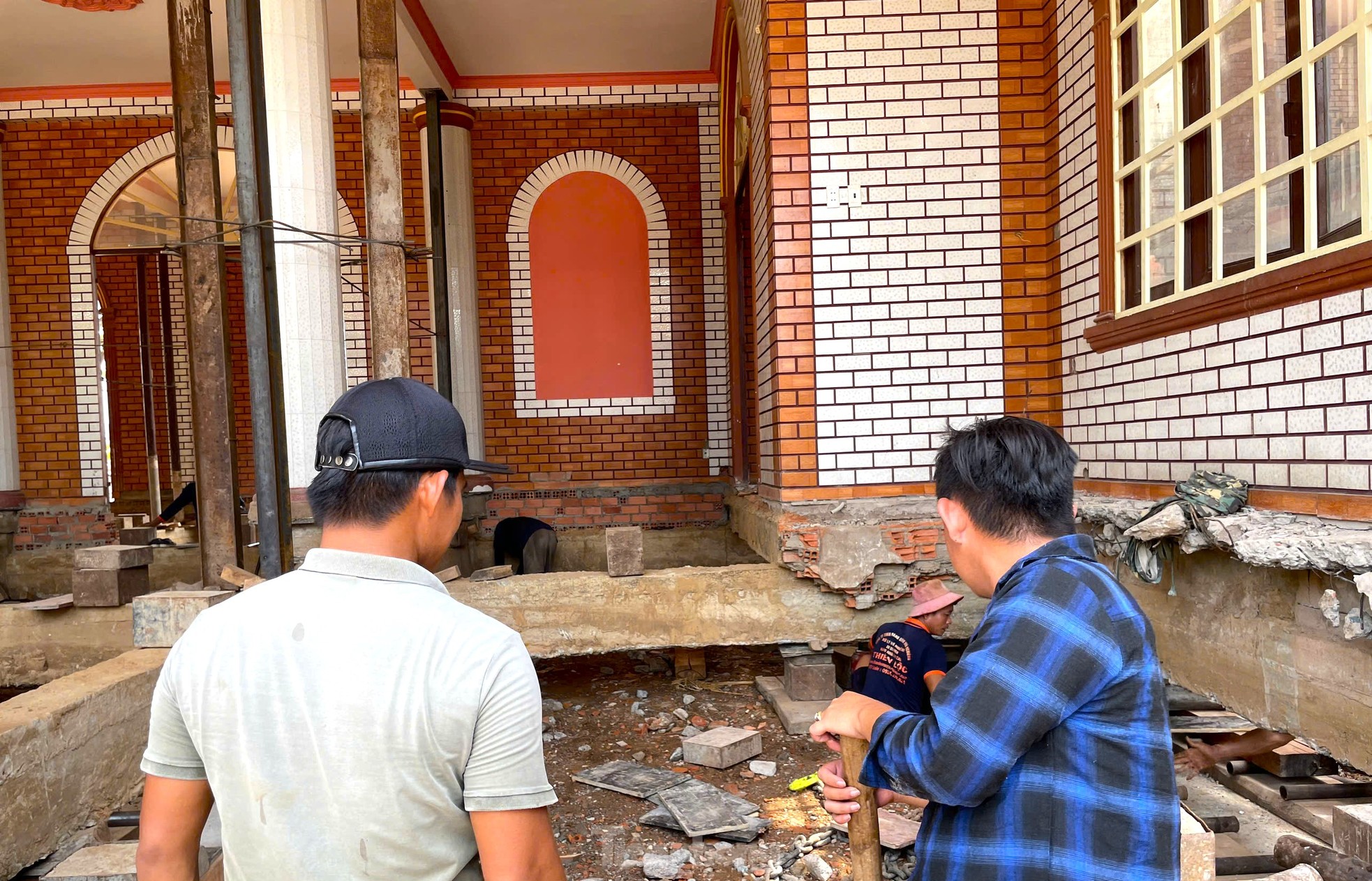 Tận thấy biệt thự trên 1.000 tấn được "thần đèn" di dời để làm Vành đai 3 TPHCM- Ảnh 3. Tận thấy biệt thự trên 1.000 tấn được "thần đèn" di dời để làm Vành đai 3 TPHCM- Ảnh 3.