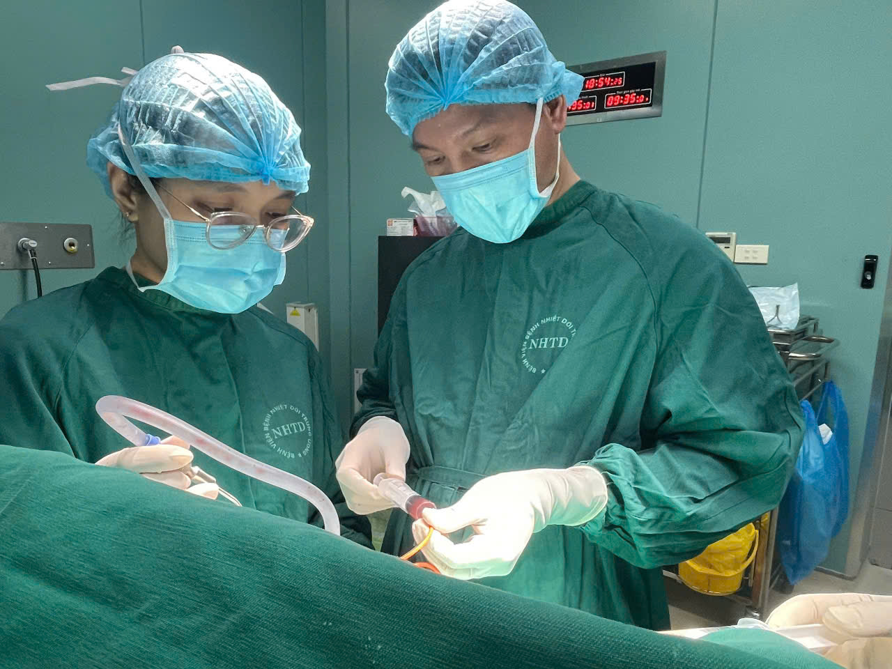 Cứu sống người đàn ông liệt nửa người do tai nạn xe máy đập đầu vào đuôi xe tải- Ảnh 1.