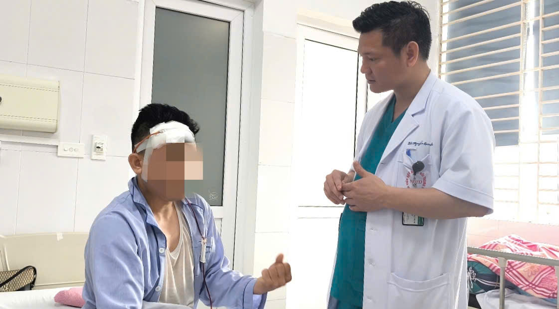 Cứu sống người đàn ông liệt nửa người do tai nạn xe máy đập đầu vào đuôi xe tải- Ảnh 2.