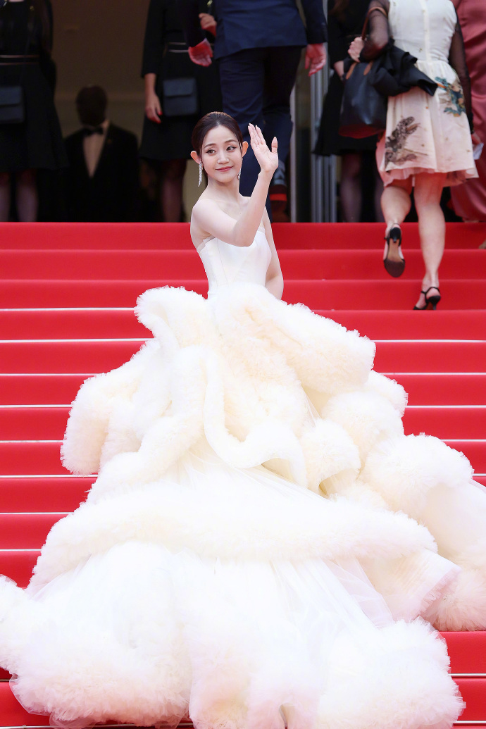 "Muối mặt" nhất Cannes ngày 1: Sao nữ 9X Trung Quốc mặc "phá luật" liên tục bị đuổi khỏi thảm đỏ!- Ảnh 4.