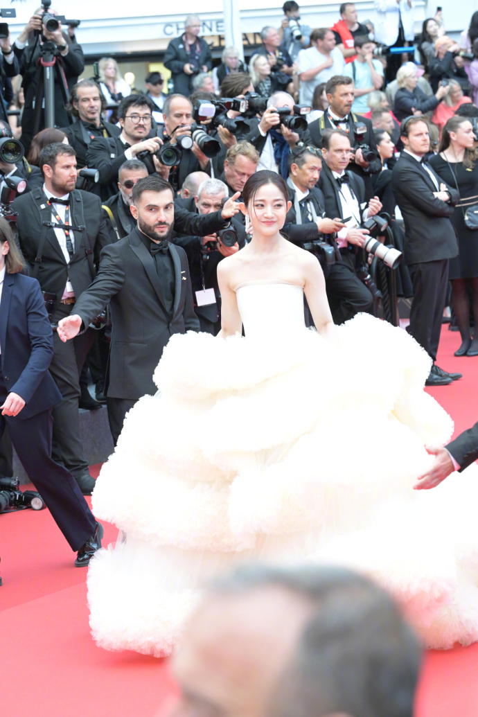 "Muối mặt" nhất Cannes ngày 1: Sao nữ 9X Trung Quốc mặc "phá luật" liên tục bị đuổi khỏi thảm đỏ!- Ảnh 5.