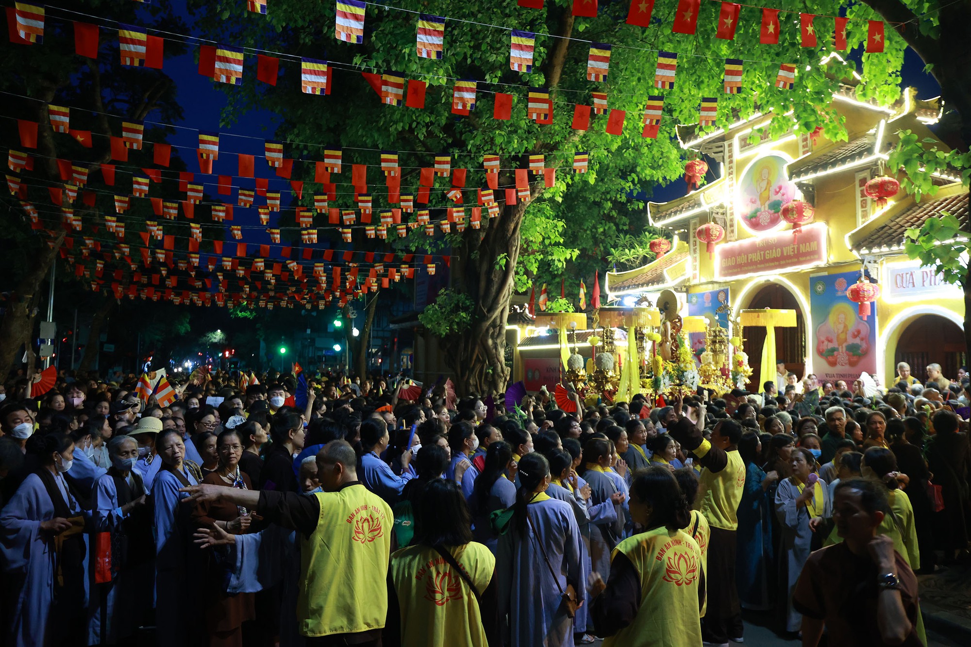 Ngay từ 3h sáng, hàng nghìn người Hà Nội đã xếp hàng dọc cả con phố chờ vào chùa Quán Sứ- Ảnh 1.