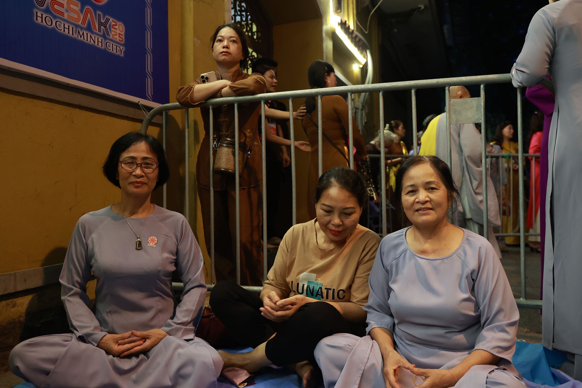 Ngay từ 3h sáng, hàng nghìn người Hà Nội đã xếp hàng dọc cả con phố chờ vào chùa Quán Sứ- Ảnh 5.