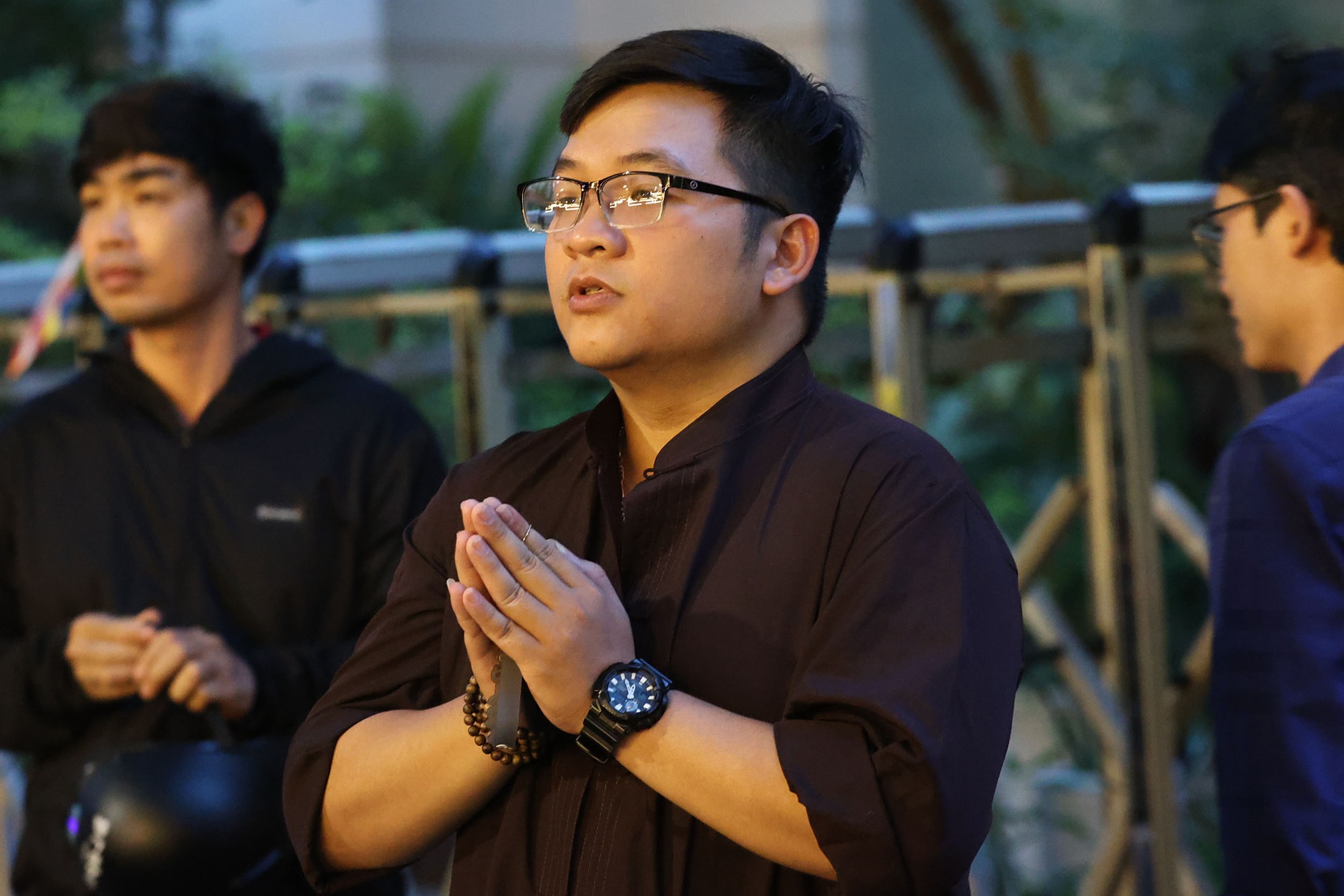 Ngay từ 3h sáng, hàng nghìn người Hà Nội đã xếp hàng dọc cả con phố chờ vào chùa Quán Sứ- Ảnh 7.
