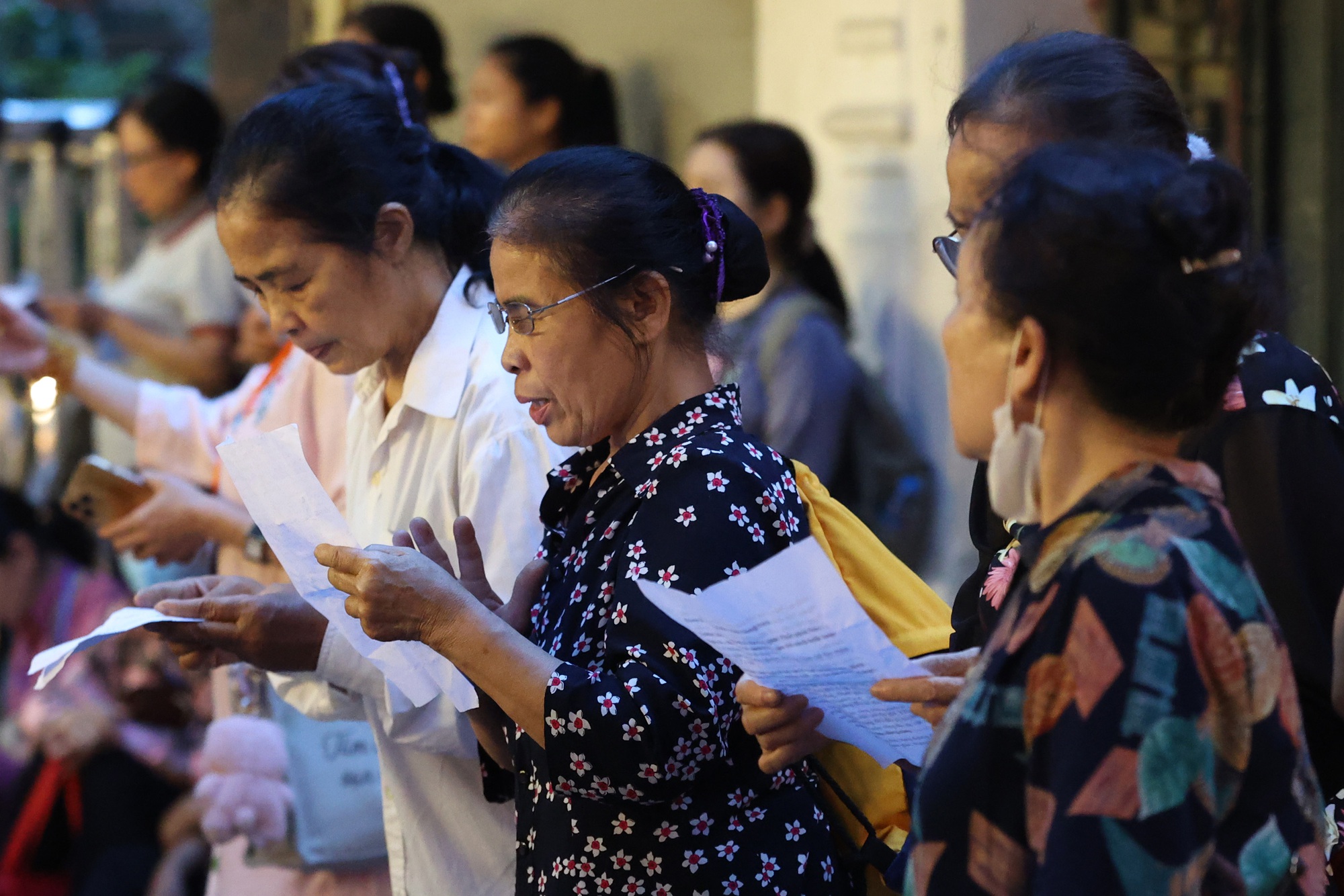 Ngay từ 3h sáng, hàng nghìn người Hà Nội đã xếp hàng dọc cả con phố chờ vào chùa Quán Sứ- Ảnh 11.