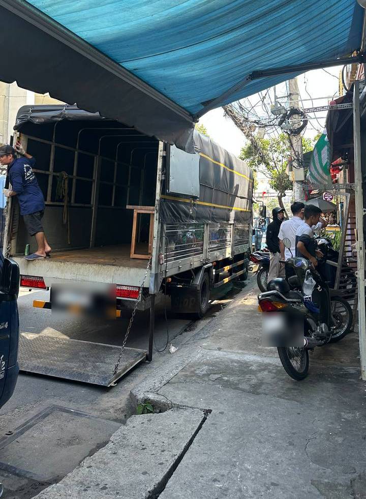 HOT: Cơ sở Lòng Chát TP.HCM bất ngờ dọn bàn ghế và bát đĩa chuyển đi dù chỉ mới thông báo 