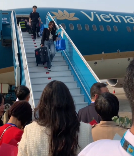 Tranh cãi chủ tịch CLB Hà Nội thờ ơ với hoa hậu Đỗ Mỹ Linh, khoảnh khắc này giải oan cho con trai bầu Hiển- Ảnh 2.