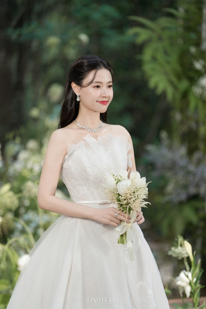 Đám cưới kín bưng của phú bà - tổng tài Vbiz: Khách mời tham dự phải ra Đám cưới kín bưng của phú bà - tổng tài Vbiz: Khách mời tham dự phải ra