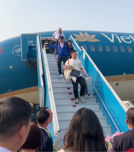 Tranh cãi chủ tịch CLB Hà Nội thờ ơ với hoa hậu Đỗ Mỹ Linh, khoảnh khắc này giải oan cho con trai bầu Hiển- Ảnh 3.