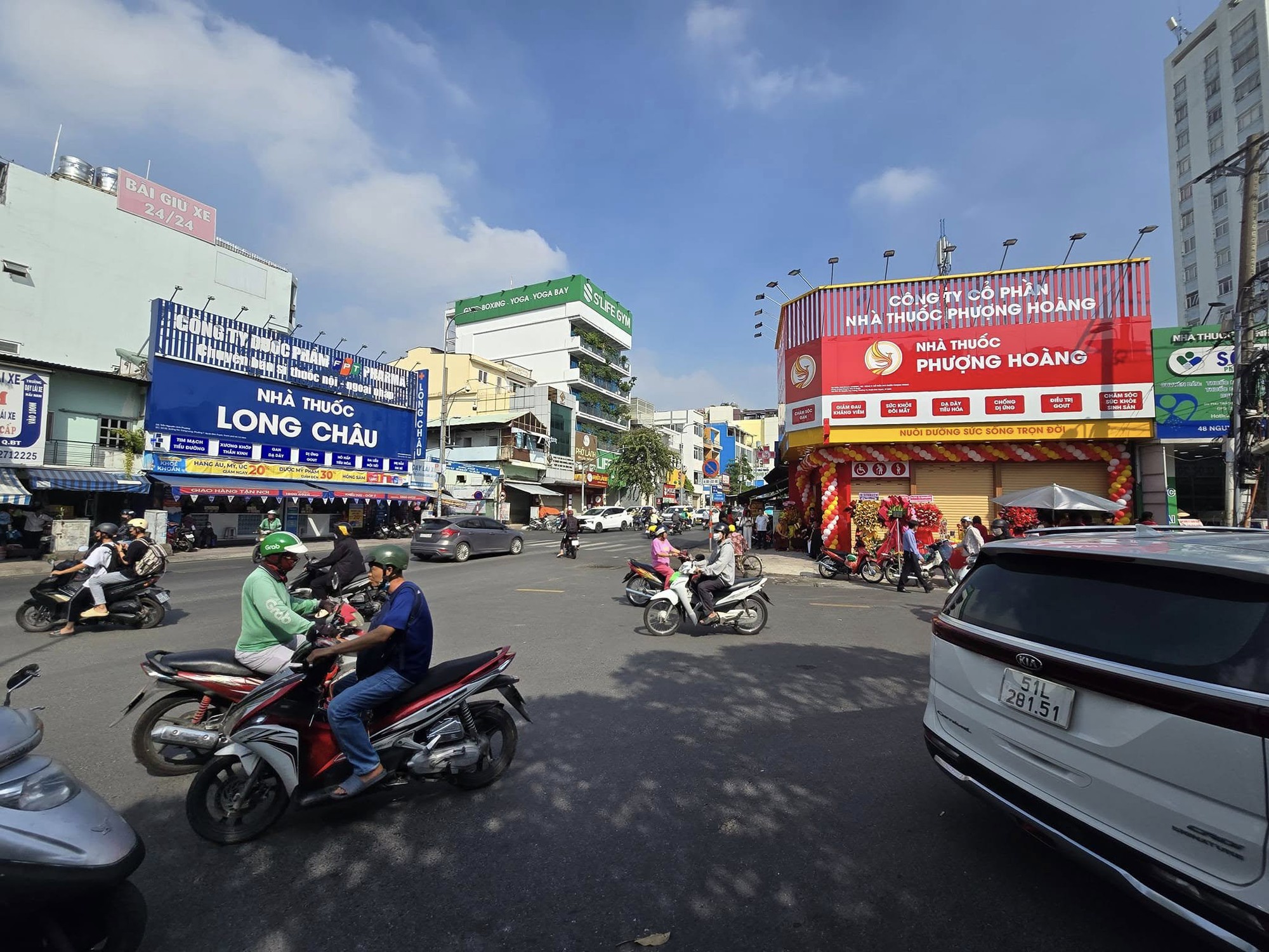 Việt Nam có 1 chủ tịch rất lạ: Xuất thân trẻ mồ côi, sáng lập chuỗi nhà thuốc lớn sau lần ngộ độc thuốc giả- Ảnh 3.