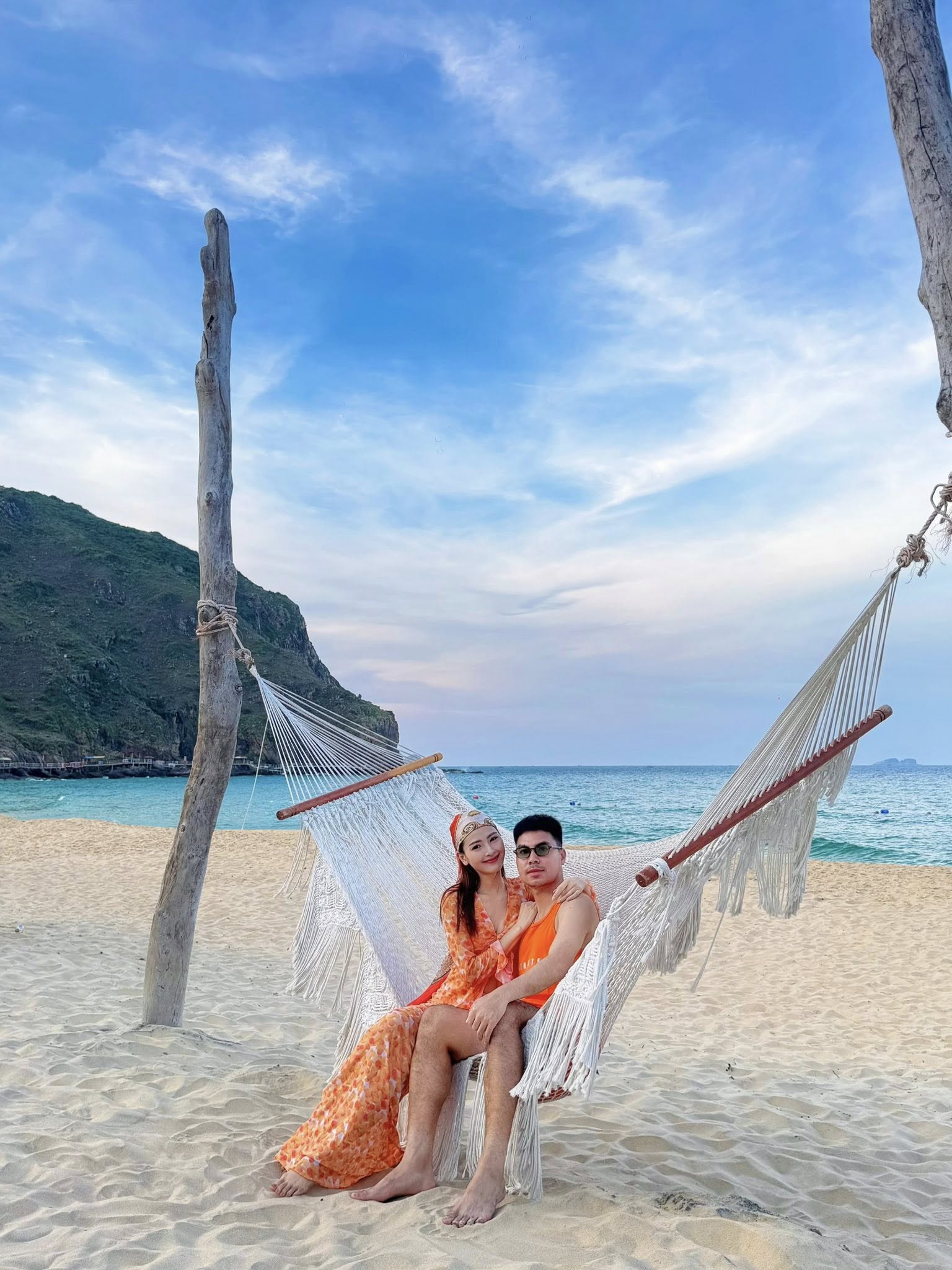 Đỏ mặt với hành động thân mật quá đà của MC Huyền Trang Mù Tạt và bạn trai cầu thủ nổi tiếng- Ảnh 1.