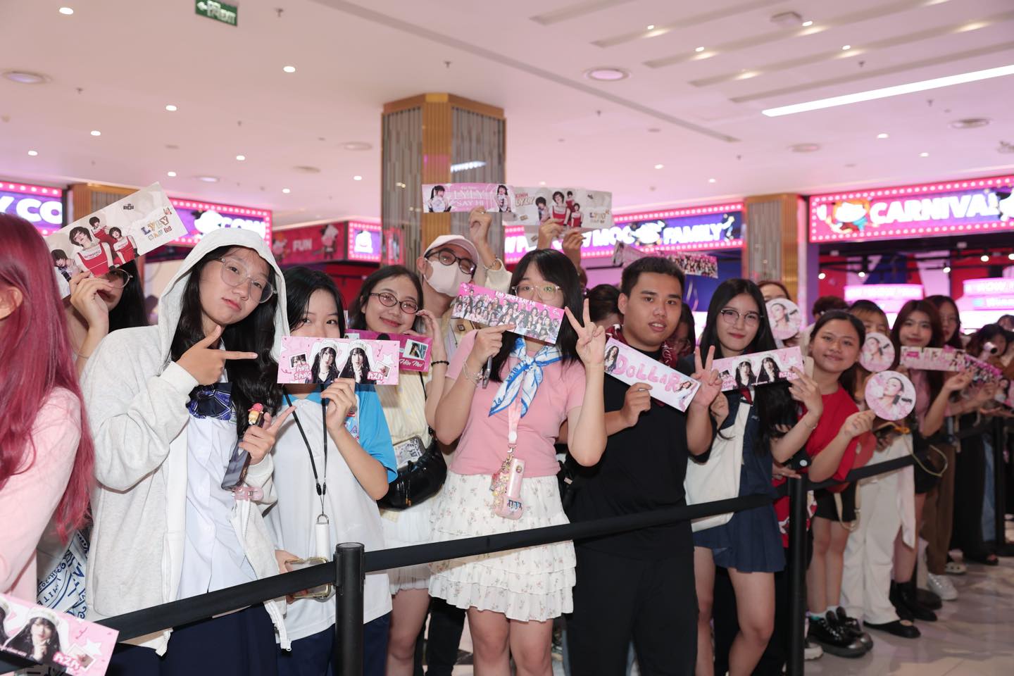 Thảm đỏ khủng Em Xinh Say Hi: Bích Phương - Bảo Anh và dàn mỹ nhân Thảm đỏ khủng Em Xinh Say Hi: Bích Phương - Bảo Anh và dàn mỹ nhân