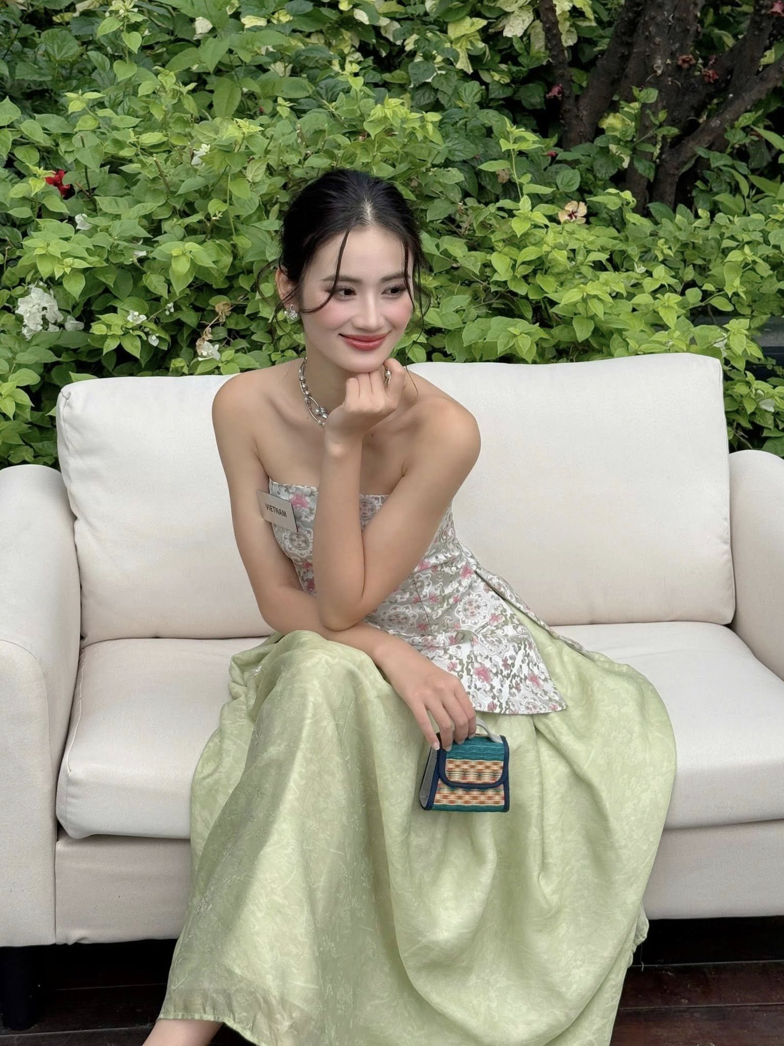 Ý Nhi lột xác nhờ liên tục 