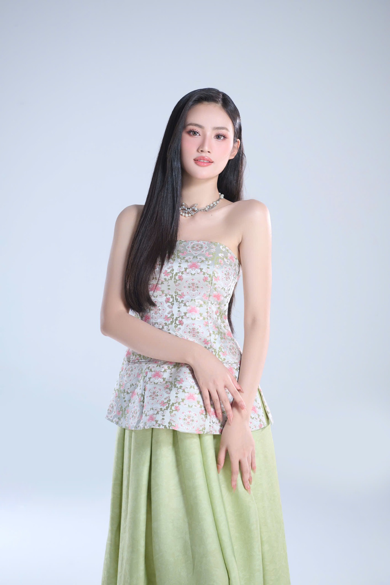 Ý Nhi lột xác nhờ liên tục 