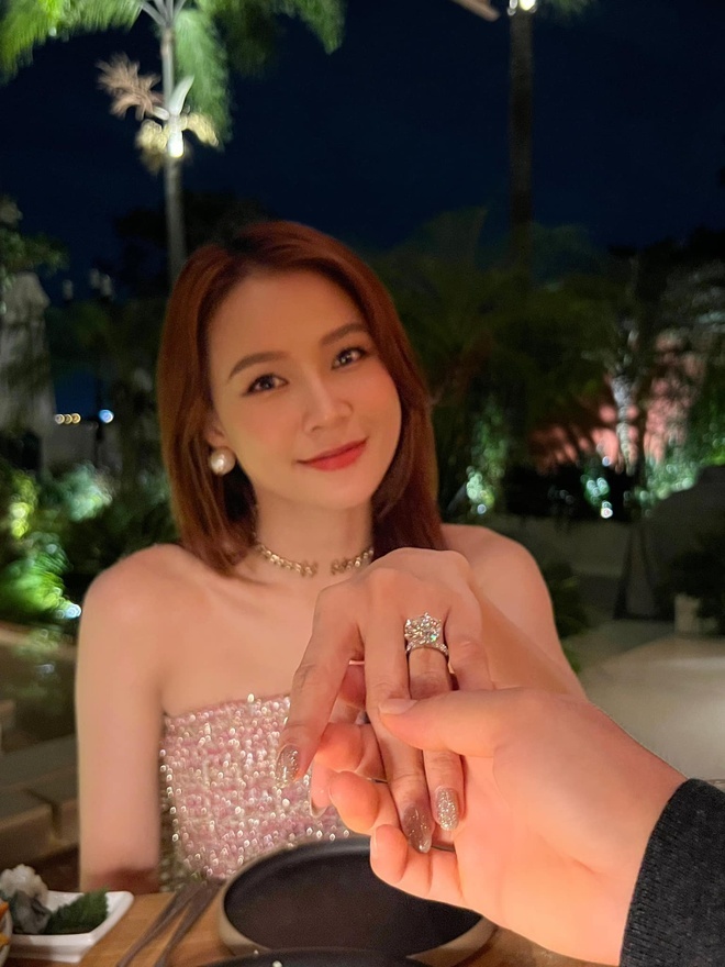Chồng bí ẩn chưa bao giờ lộ diện của sao nữ Vbiz: Thông tin cực hiếm, hẹn hò phải thuê phiên dịch- Ảnh 2. Chồng bí ẩn chưa bao giờ lộ diện của sao nữ Vbiz: Thông tin cực hiếm, hẹn hò phải thuê phiên dịch- Ảnh 2.