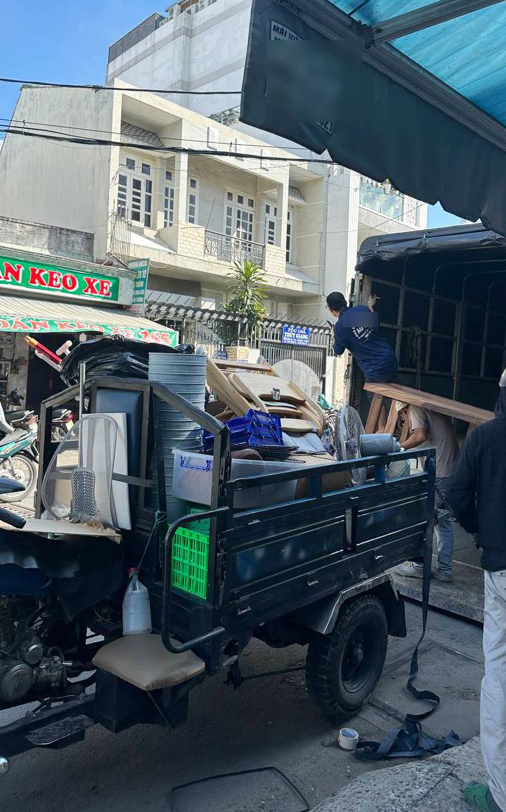 HOT: Cơ sở Lòng Chát TP.HCM bất ngờ dọn bàn ghế và bát đĩa chuyển đi dù chỉ mới thông báo 