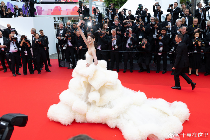"Muối mặt" nhất Cannes ngày 1: Sao nữ 9X Trung Quốc mặc "phá luật" liên tục bị đuổi khỏi thảm đỏ!- Ảnh 1.