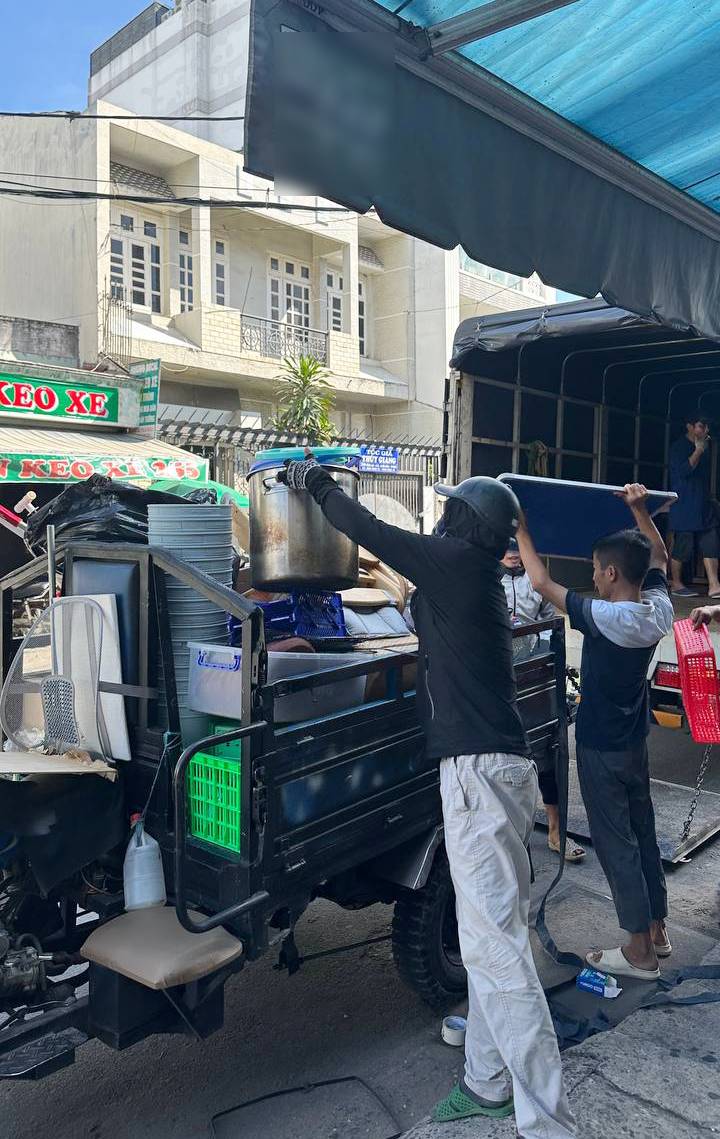HOT: Cơ sở Lòng Chát TP.HCM bất ngờ dọn bàn ghế và bát đĩa chuyển đi dù chỉ mới thông báo 