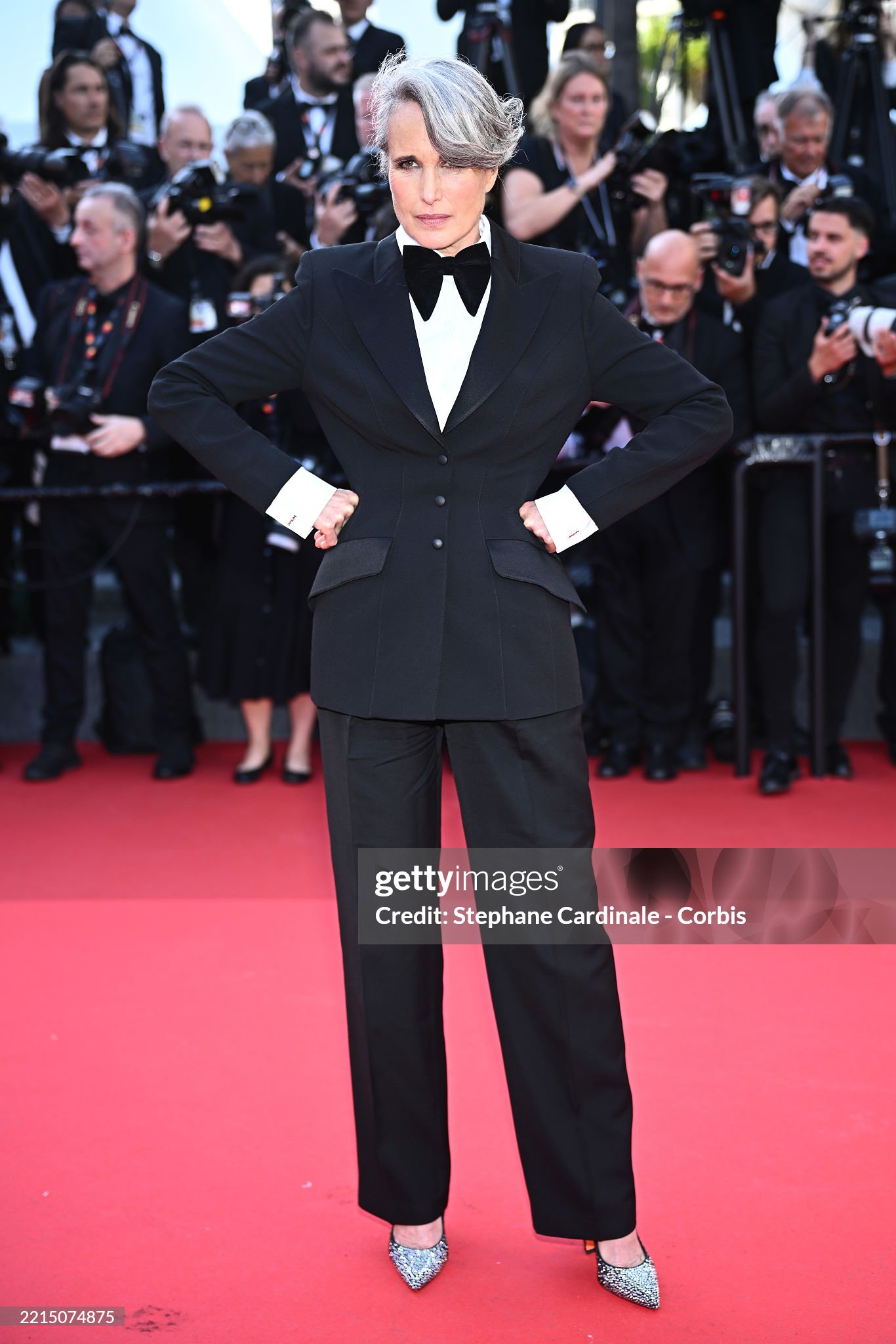 Thảm đỏ Cannes ngày 2: Tom Cruise giật trọn spotlight, Chompoo Araya lên đồ 