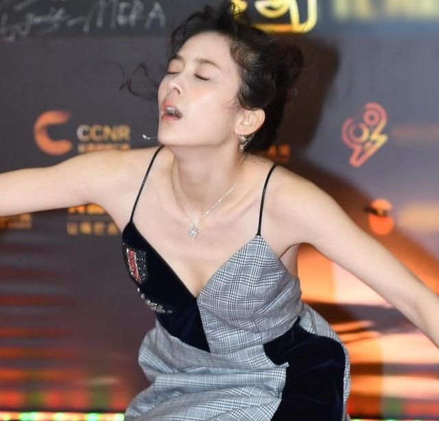 Mỹ nhân chiêu trò nhất showbiz đăng đàn cầu cứu ở Cannes 2025, nghe xong ai cũng đòi 