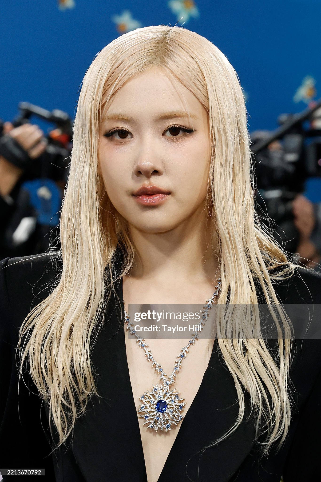 Soi da tại Met Gala: Bất ngờ BLACKPINK thua sao Hollywood U60, bí quyết chăm sóc da vừa đủ lại không đắt đỏ như nhiều người nghĩ- Ảnh 2.