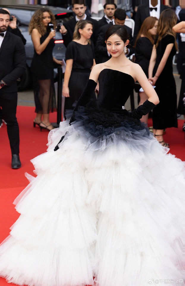 "Muối mặt" nhất Cannes ngày 1: Sao nữ 9X Trung Quốc mặc "phá luật" liên tục bị đuổi khỏi thảm đỏ!- Ảnh 7.