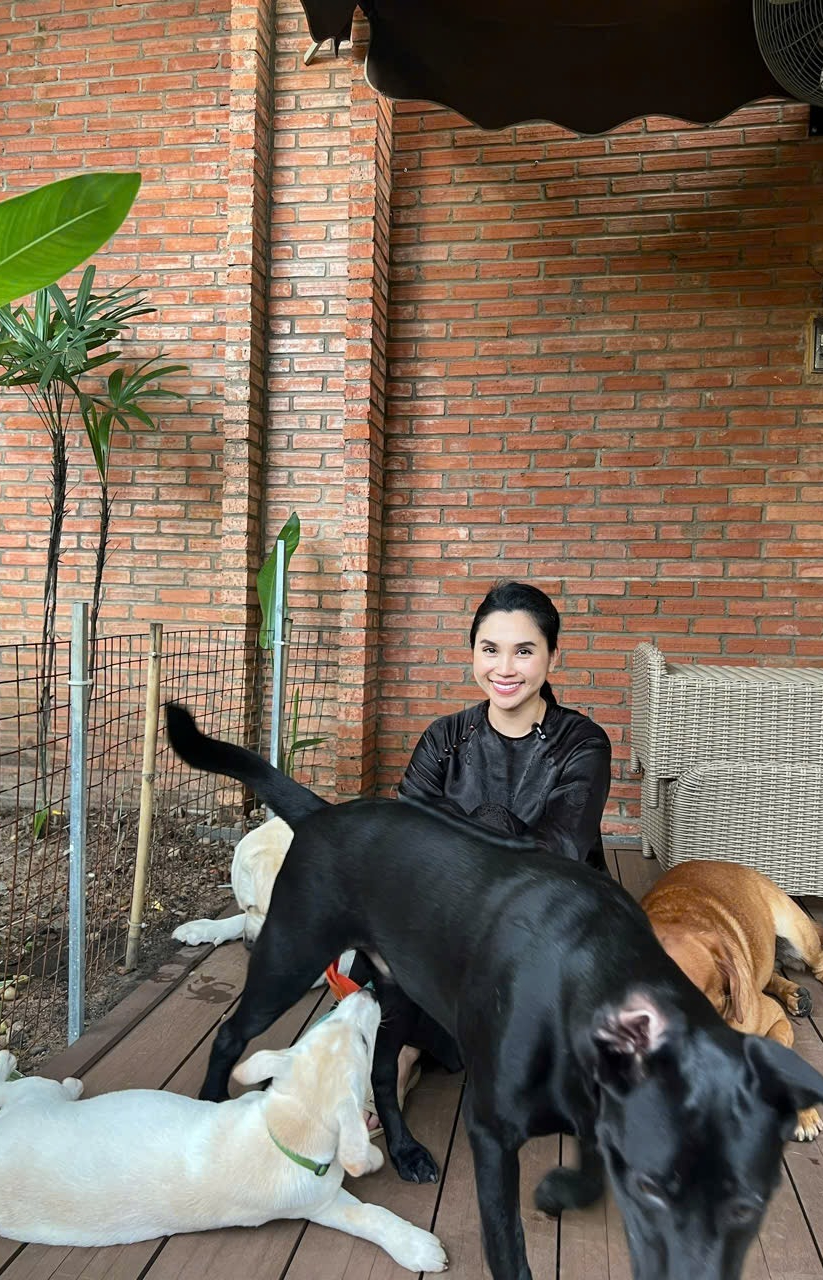 "Chị bán gạo" hot nhất TikTok xây villa cho cún cưng, 2 triệu người cảm thấy... "thua đời"- Ảnh 2.