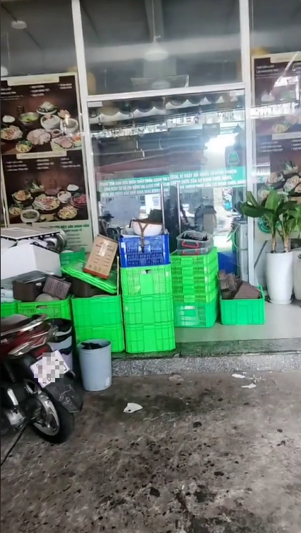 Xuất hiện tấm băng rôn viết 4 dòng trước quán Lòng Chát TP.HCM, cảnh tượng bên trong mới sốc- Ảnh 2.