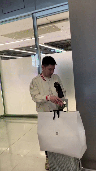 Tranh cãi chủ tịch CLB Hà Nội thờ ơ với hoa hậu Đỗ Mỹ Linh, khoảnh khắc này giải oan cho con trai bầu Hiển- Ảnh 4.