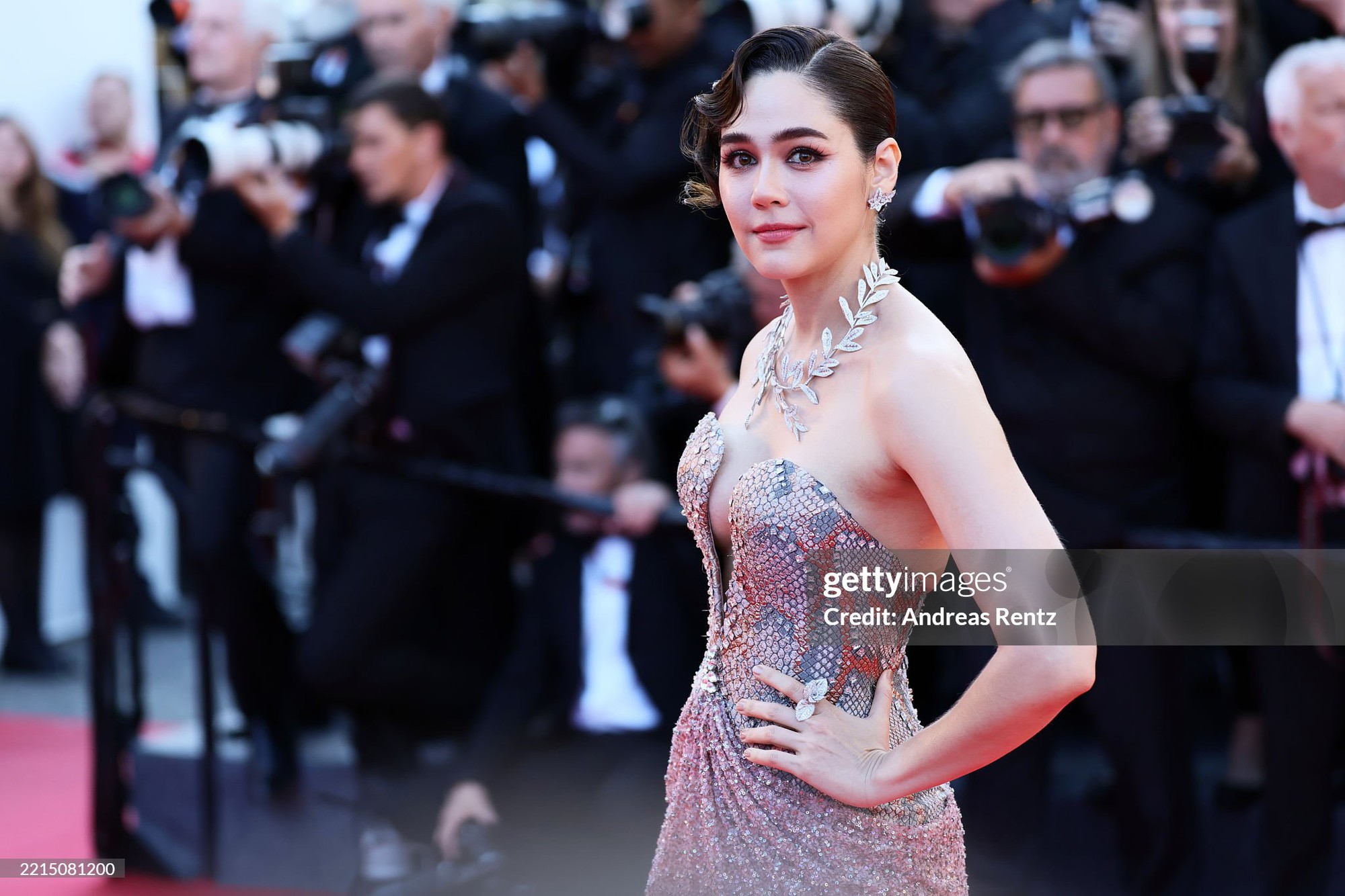 Thảm đỏ Cannes ngày 2: Tom Cruise giật trọn spotlight, Chompoo Araya lên đồ 